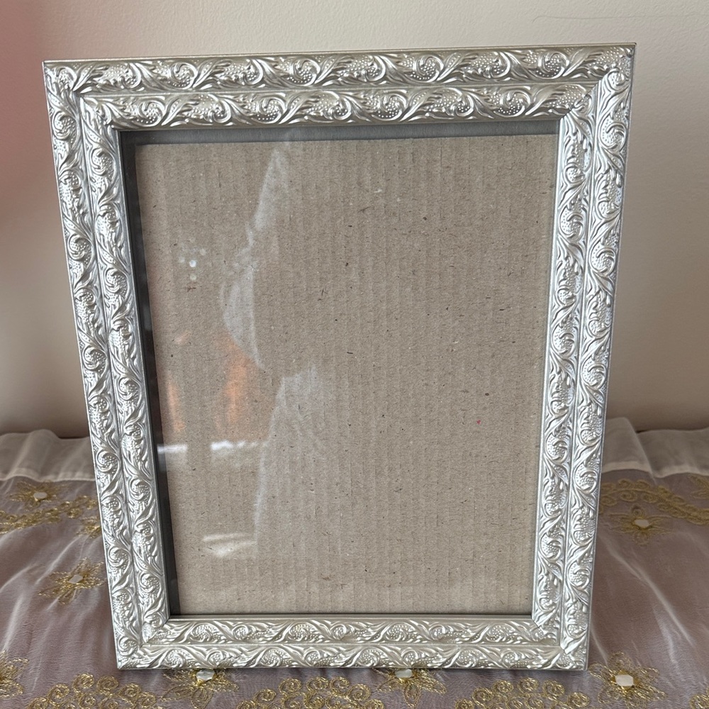 Vintage-Style Ornate Silver Decorative Photo Frame